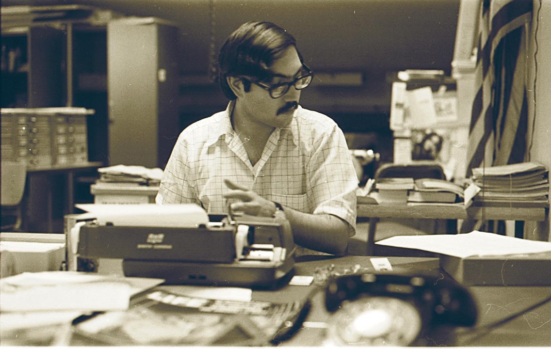 10c57ee7-9d0c-4bb2-acf6-fd63d0577588-Neil Shapiro using a typewriter